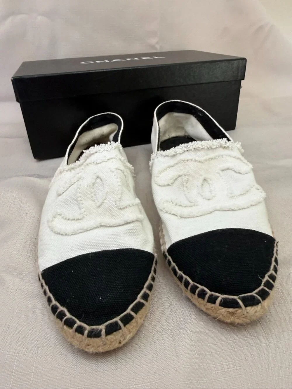 Authentic Chanel CC Canvas Espadrilles White Black Cap Toe Flats 39 11P Spain